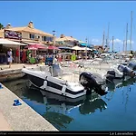 Centre-ville Du Lavandou 350 M De La *